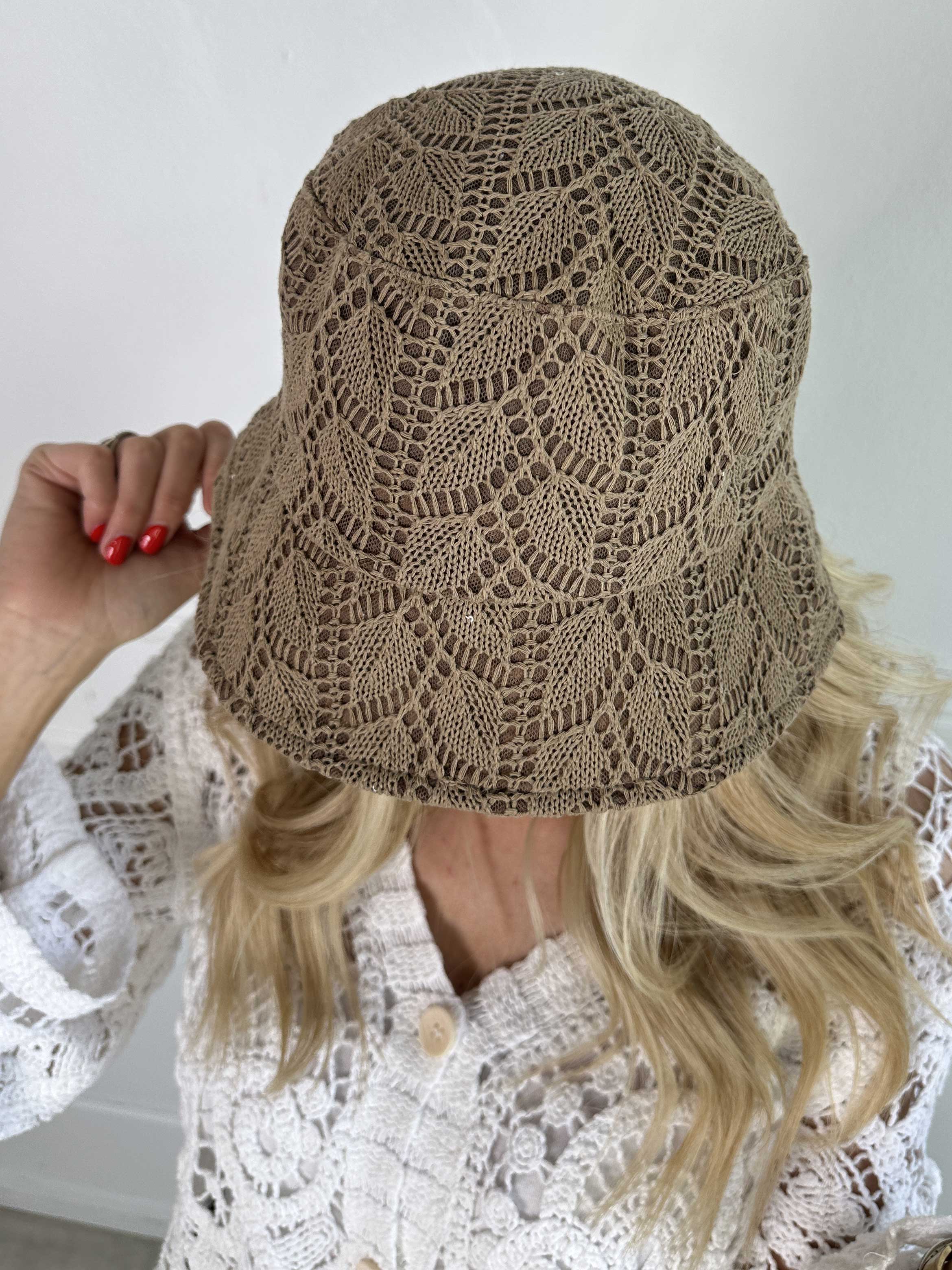 Ulrikke - Sød bøllehat i broderet look